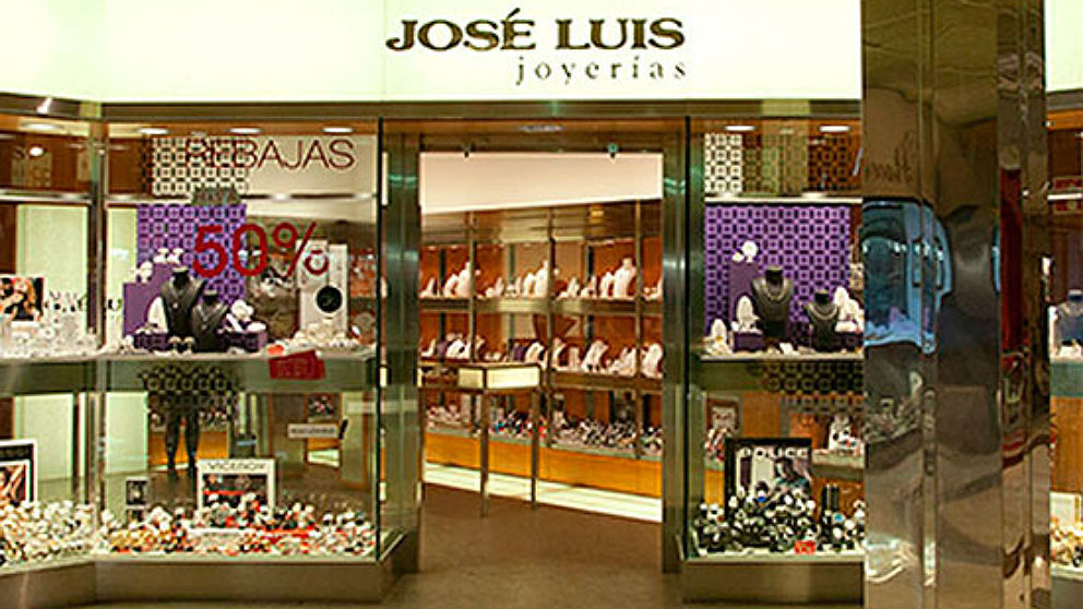 Escaparate de la Joyería Jose Luis, en el centro comercial Ànec Blau de Castelldefels, donde se produjo el suceso.