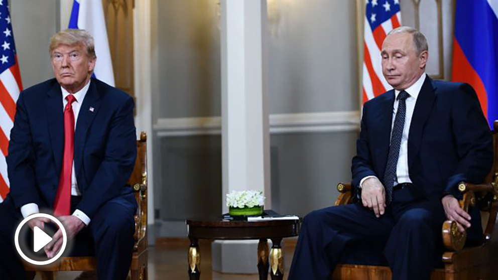 Trump y Putin antes de empezar la reunión (AFP).