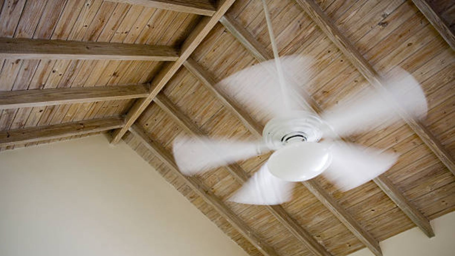 Los riesgos de tener un ventilador de techo en el dormitorio del bebé