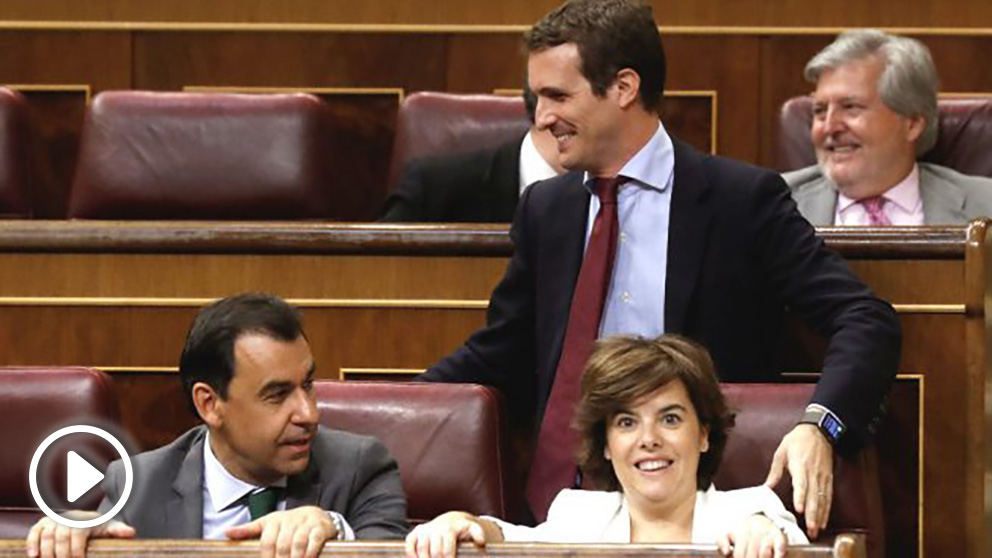 Los dos candidatos a la Presidencia del PP, Soraya Sáenz de Santamaría y Pablo Casado, en el Congreso de los diputados (Foto: Efe)