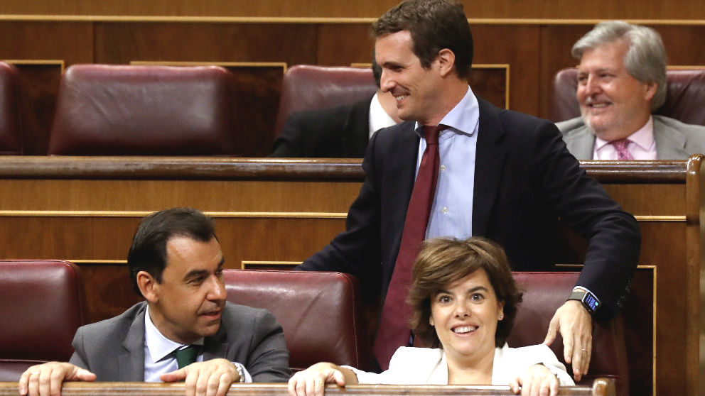 Los dos candidatos a la Presidencia del PP, Soraya Sáenz de Santamaría y Pablo Casado, en el Congreso de los diputados (Foto: Efe)