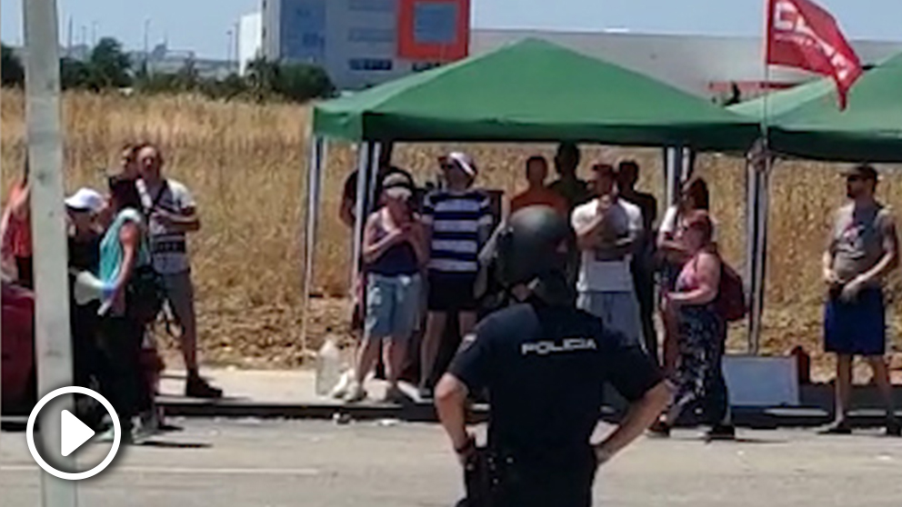 Sindicalistas y trabajadores insultan a empleados en la entrada a su turno de trabajo (Foto: C.M.)