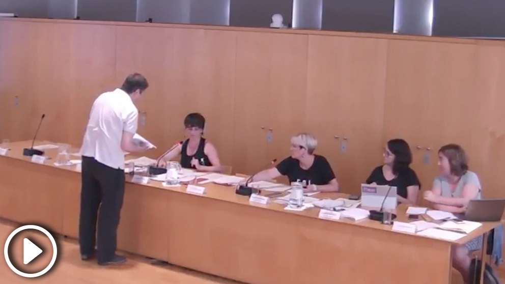 Un vecino del distrito de Ciutat Vella (Barcelona) le regala un bote de insectos a una concejal de Ada Colau