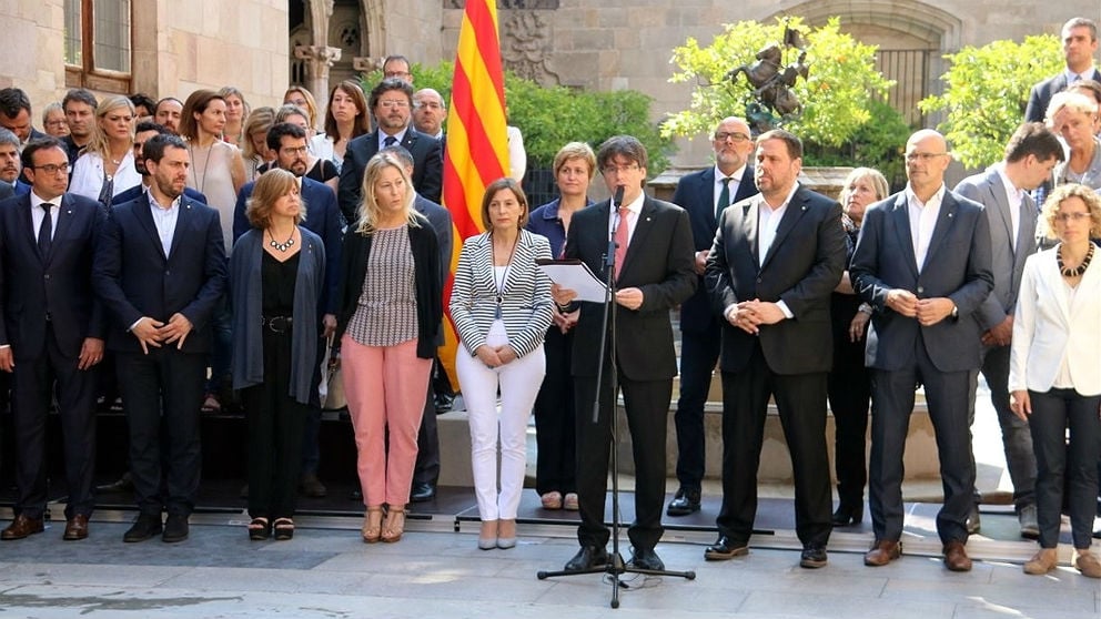 El Govern golpista de Carles Puigdemont en el Palau de la Generalitat. (EP)