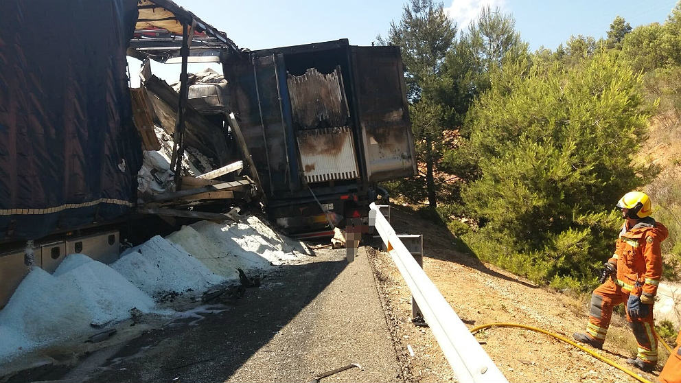 El incendio de dos camiones en Siete Aguas provoca enormes colas en la A-3 a la salida de Valencia.