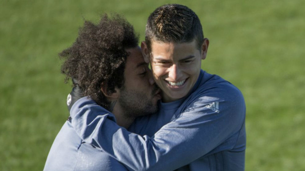 Marcelo besa a James Rodríguez durante un entrenamiento del Real Madrid. (AFP)