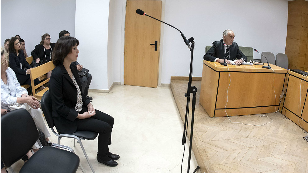 Juana Rivas en la sala del juicio de Granada.