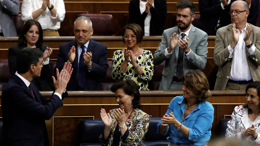 Pedro Sánchez, aplaudido por los diputados del PSOE en el Congreso. (EFE)