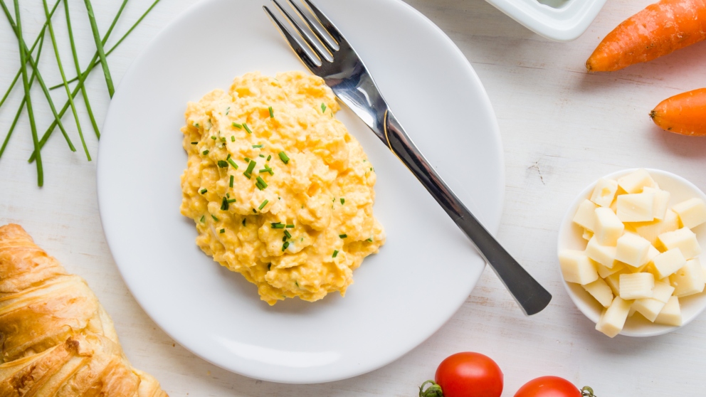 Cómo hacer huevos revueltos en el microondas: 11 Pasos