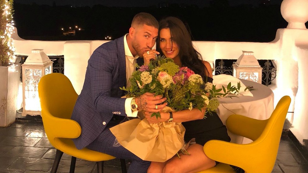 Sergio Ramos y Pilar Rubio, posan con el anillo de matrimonio. (Instagram)
