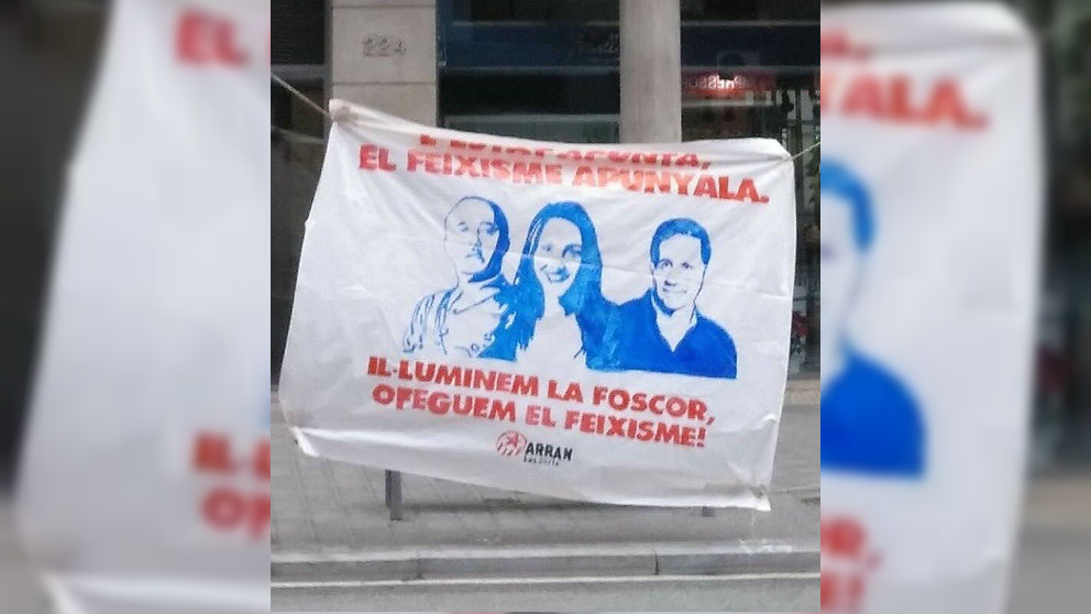 Uno de los carteles colgados por Arran que muestran a Inés Arrimadas y a Alberto Fernández con Francisco Franco. (EP)