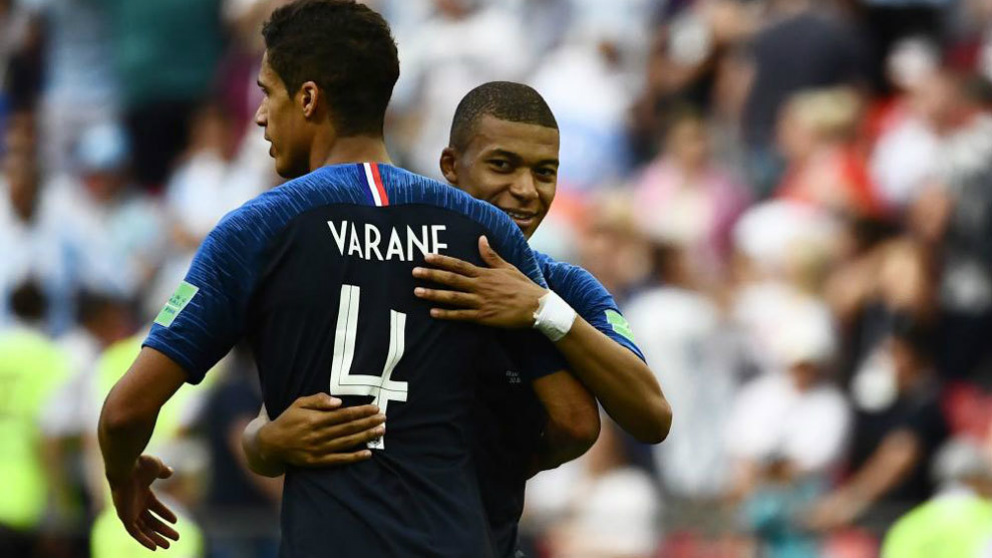 Mbappé se abraza con Raphael Varane en un partido del Mundial. (Getty)