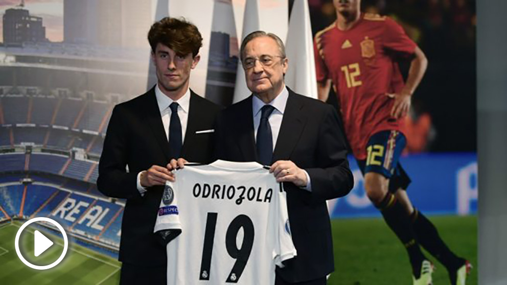 Odriozola, junto a Florentino en su presentación con el Real Madrid. (AFP)