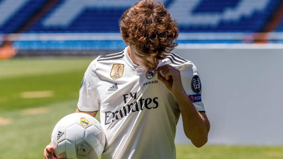 Odriozola se besa el escudo durante su presentación con el Real Madrid. (EFE)