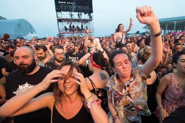 El público entregado, y con espacio para bailar, en el festival Cruïlla de Barcelona. Foto: EFE