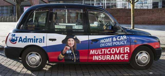 Un taxi con publicidad de la aseguradora Admiral