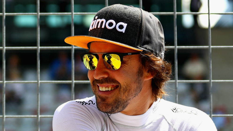 Fernando Alonso se ríe durante un Gran Premio. (AFP)