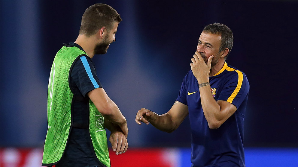 Luis Enrique conversa con Piqué durante su etapa en el Barça. (Getty)