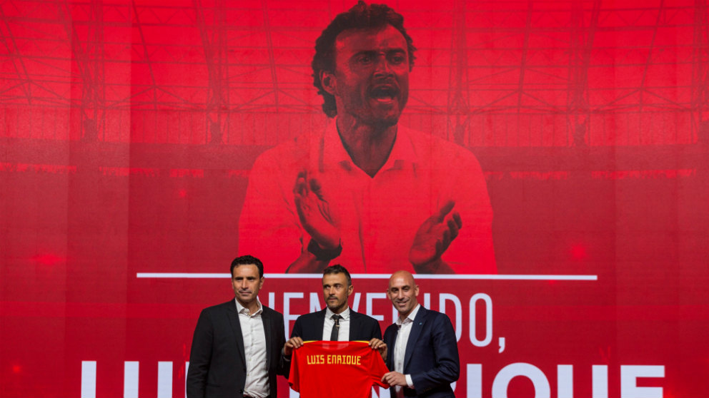 Luis Enrique Martínez posa con Rubiales y Molina en su presentación. (EFE)
