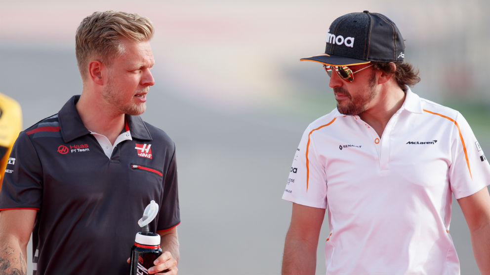 Kevin Magnussen afirma que muchas de las quejas que se le oyen a Alonso por la radio de su McLaren son exageraciones. (getty)