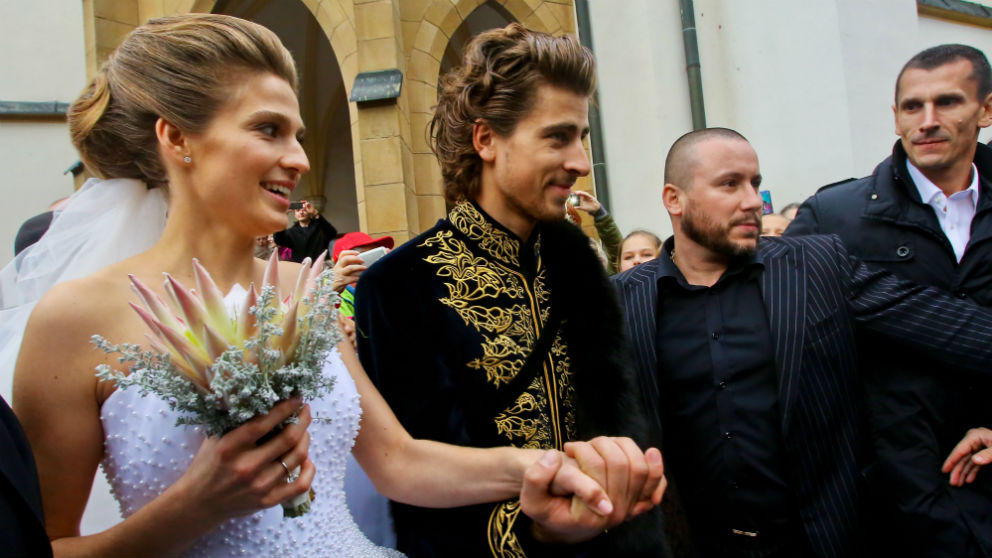 Peter Sagan y Katarina Smolkova, durante su boda. (AFP)