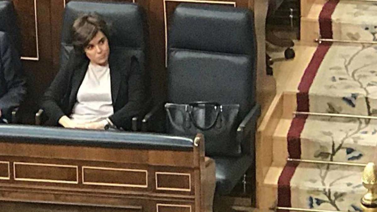 El bolso de Soraya Sáenz de Santamaría ocupando el escaño de Mariano Rajoy durante la moción de censura.