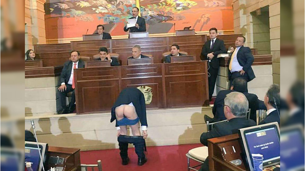 El senador colombiano Antanas Mockus se baja los pantalones en la sesión de constitución del Congreso.