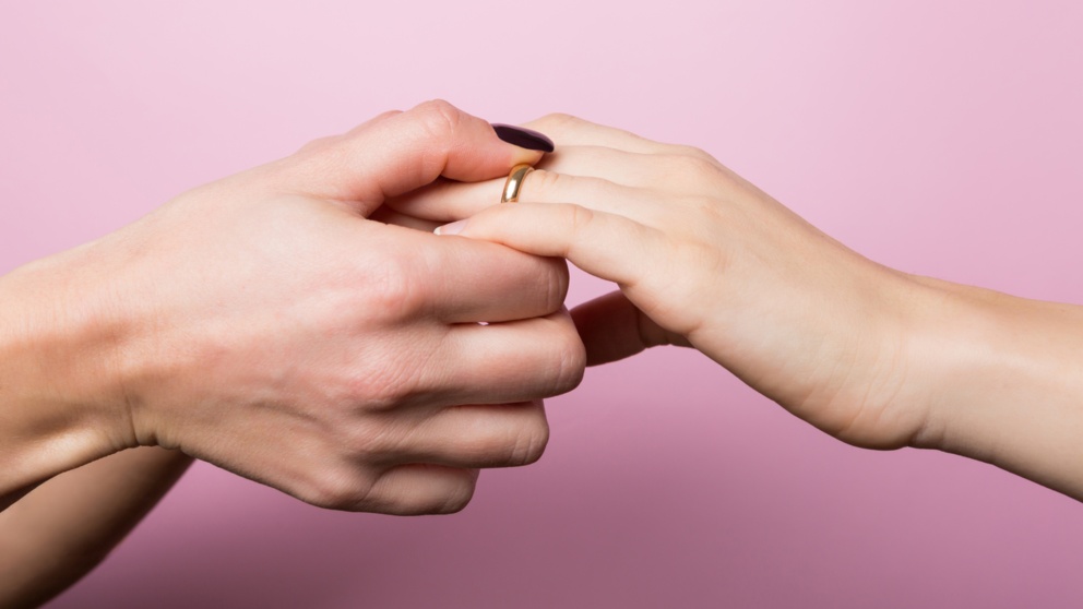 El 22 de julio de 2005 fue el día que se celebró la primera boda entre mujeres en España | Efemérides del 22 de julio de 2018.