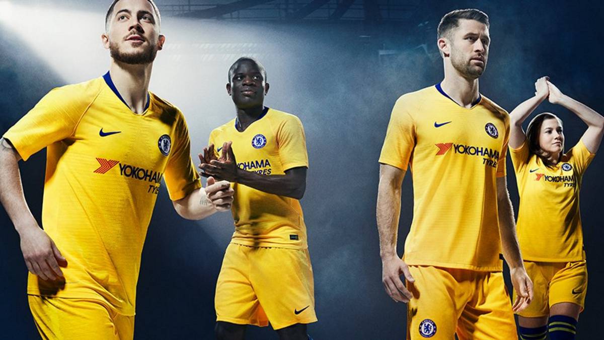 Eden Hazard, en primer plano, anuncia el regreso del amarillo al Chelsea.