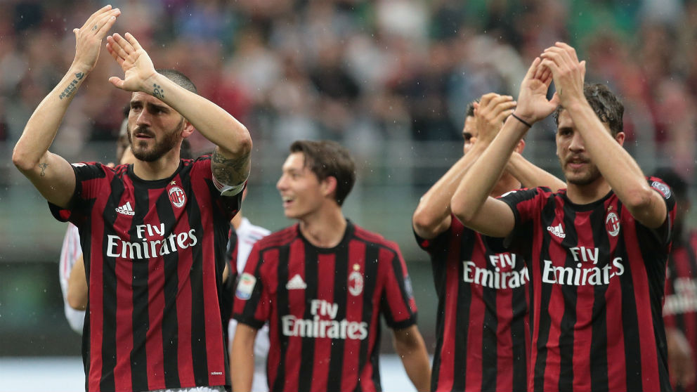 Los jugadores del Milan agradecen a la grada su apoyo. (Getty)