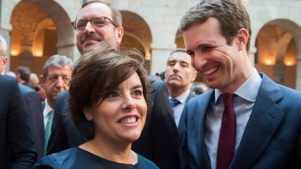 Soraya Sáenz de Santamaría y Pablo Casado, candidatos a liderar el PP, con Javier Maroto al fondo.