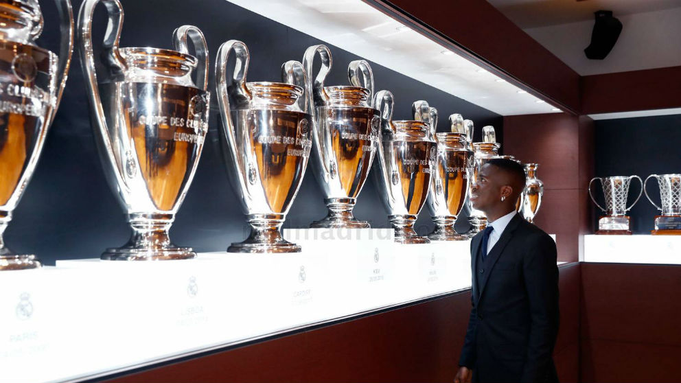 Vinicius Junior observa las Champions del Real Madrid. (realmadrid.com)