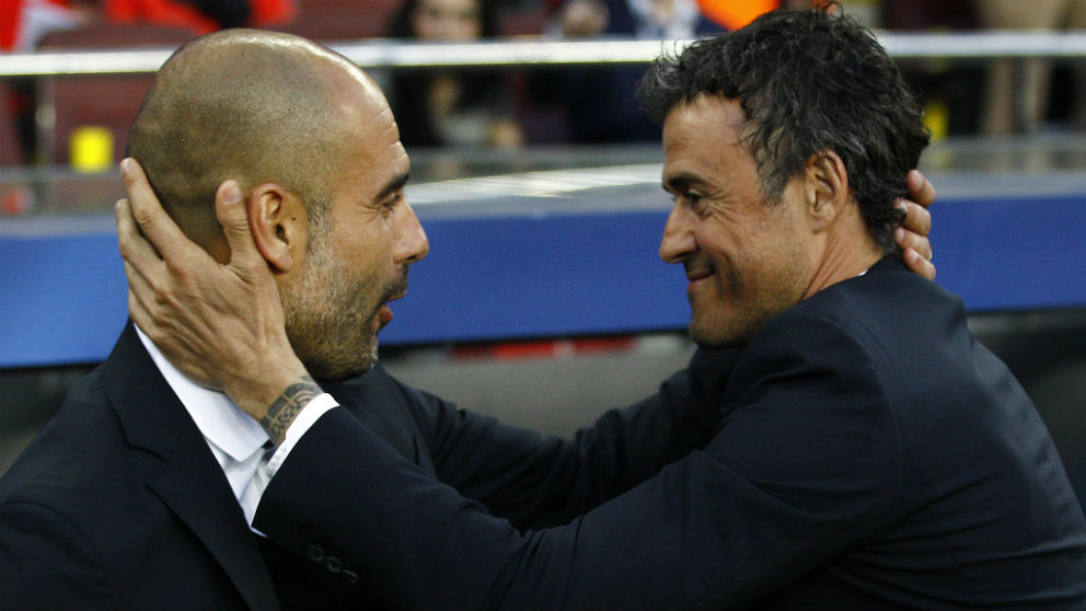 Pep Guardiola y Luis Enrique se saludan antes de un duelo entre ambos. (AFP)