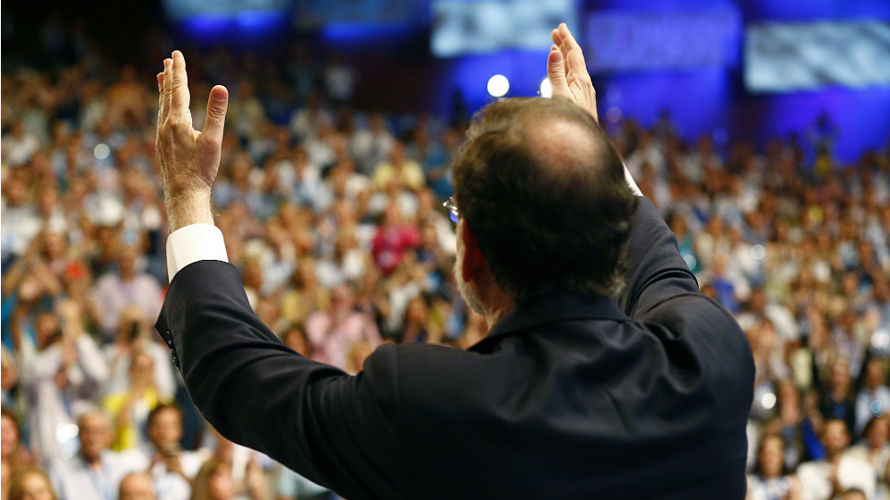 Mariano Rajoy agradece los aplausos de los compromisarios en el XIX Congreso del PP. (EFE)