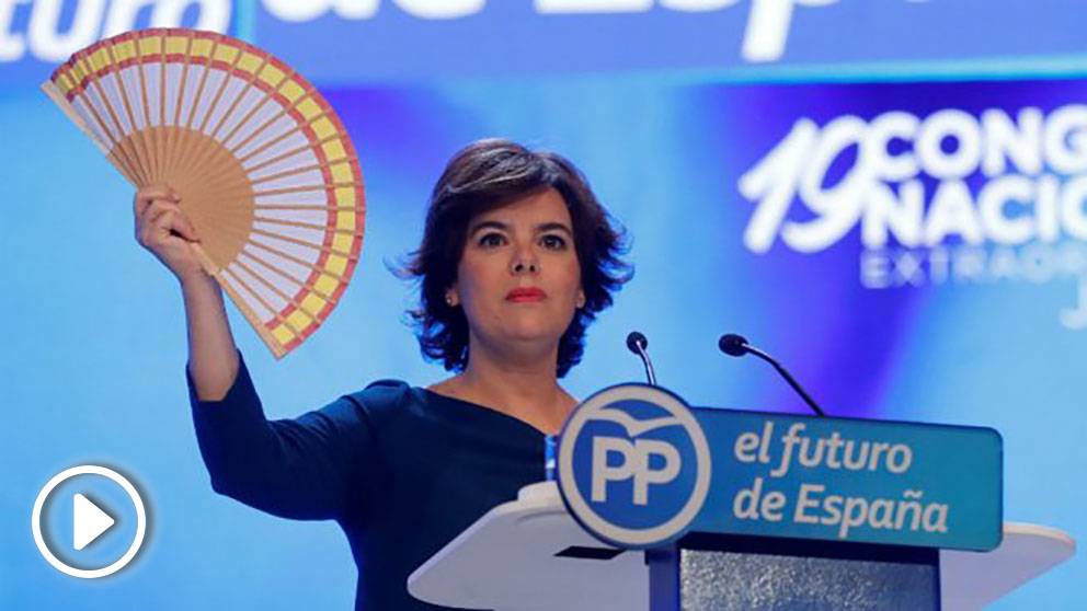 Soraya Sáenz de Santamaría despliega un abanico con la bandera de España durante su discurso