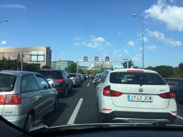Atasco en la A-2 a la entrada de Madrid por la Avenida Am&eacute;rica.