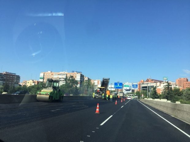 Operarios del Ayuntamiento de Madrid asfaltando la carretera provocando atascos en la A-2.