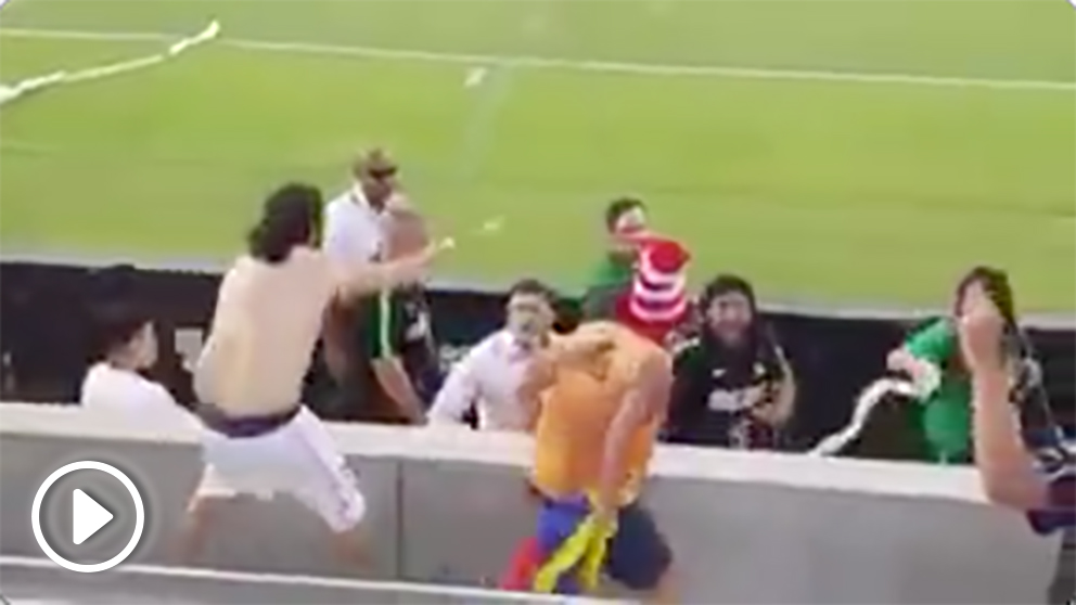 René Higuita agrede a un aficionado rival.