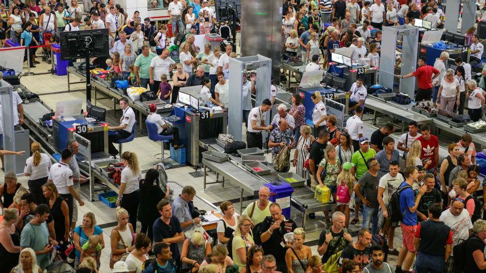 Turistas en un aeropuerto de Antalya, Turquía (Foto: iStock)