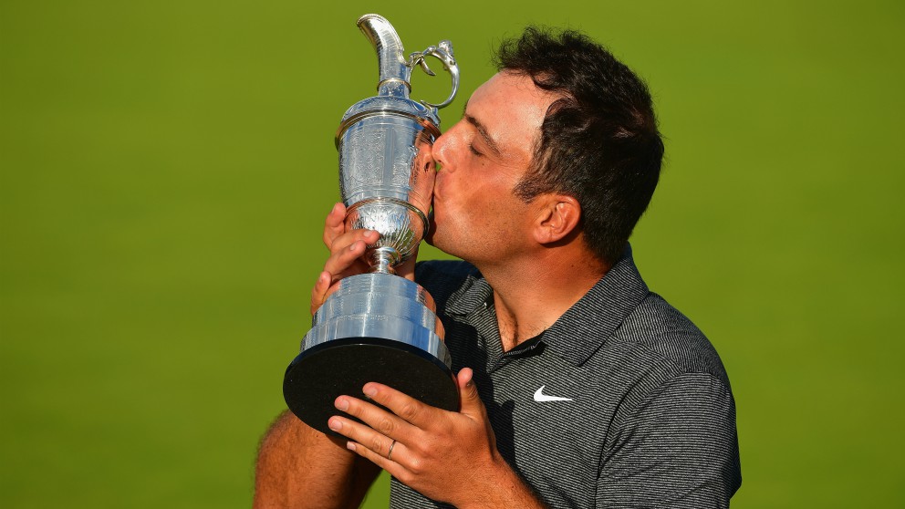 Molinari besa el trofeo de campeón del Open Británico. (Getty)