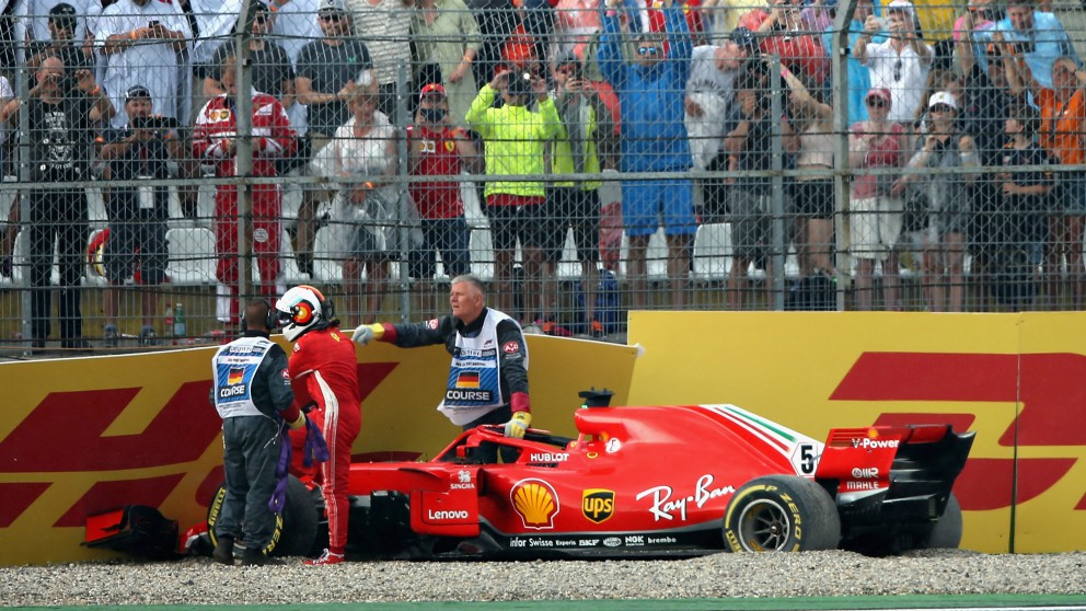 Vettel abandona el coche tras el accidente. (Getty)