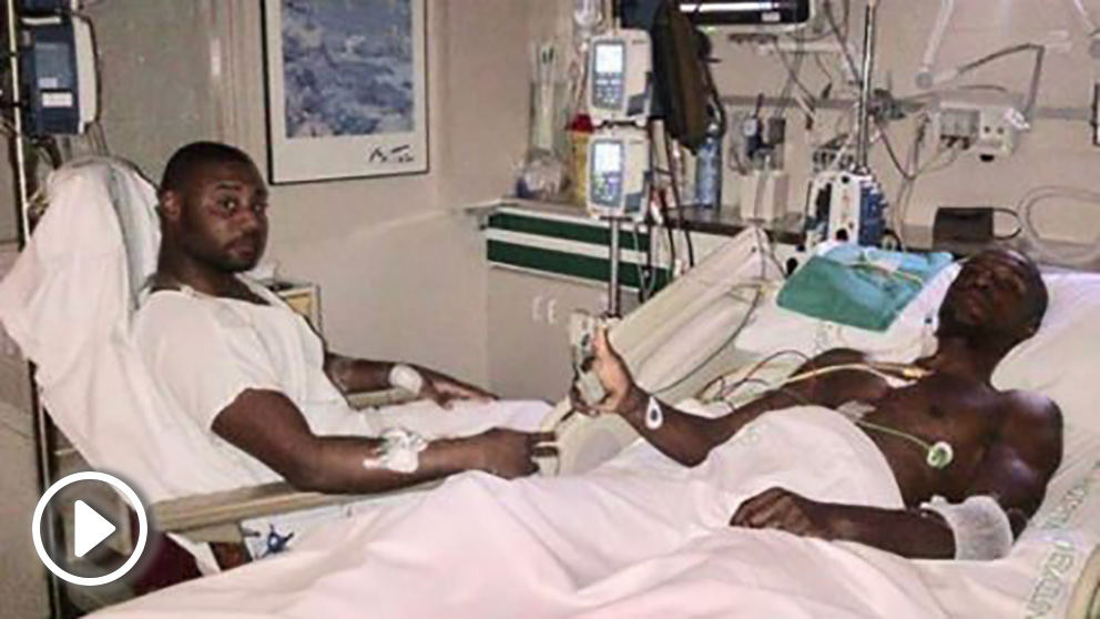 Abidal y su primo Gerard en un hospital tras el trasplante.