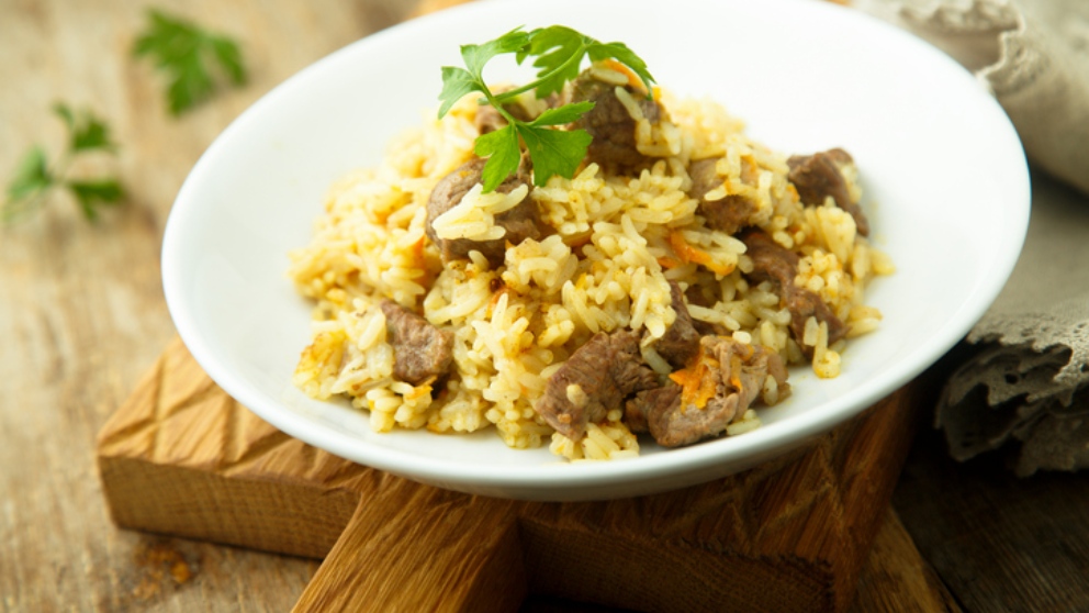 Cocinando Plov En El Caldero. Arroz, Carne, Cebollas Y Zanahorias