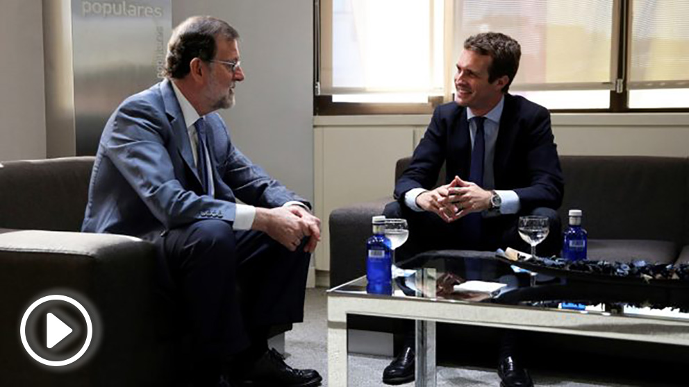 Pablo Casado y Mariano Rajoy reunidos en Génova. (Foto: EFE)