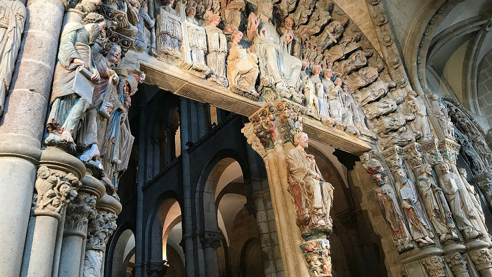El Pórtico de la Gloria de la Catedral de Santiago, tras la restauración que recupera su policromía. (EP)
