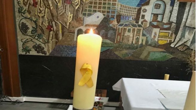 Protestas en una parroquia de Tarragona al colgar el cura un lazo amarillo en un cirio del altar