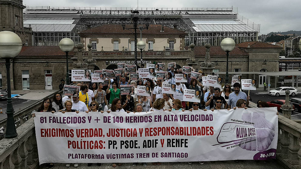 Concentración en la estación de Santiago de familiares y víctimas del accidente de Angrois, en el quinto aniversario. (EP)