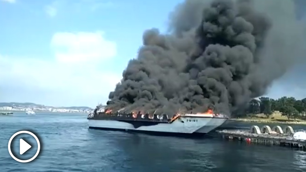 El barco ardiendo junto a Isla de La Toja.