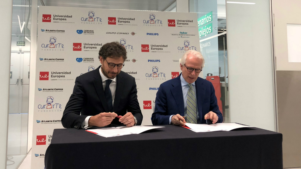 Momento de la firma del convenio entre la Fundación Curarte y la Universidad Europea.