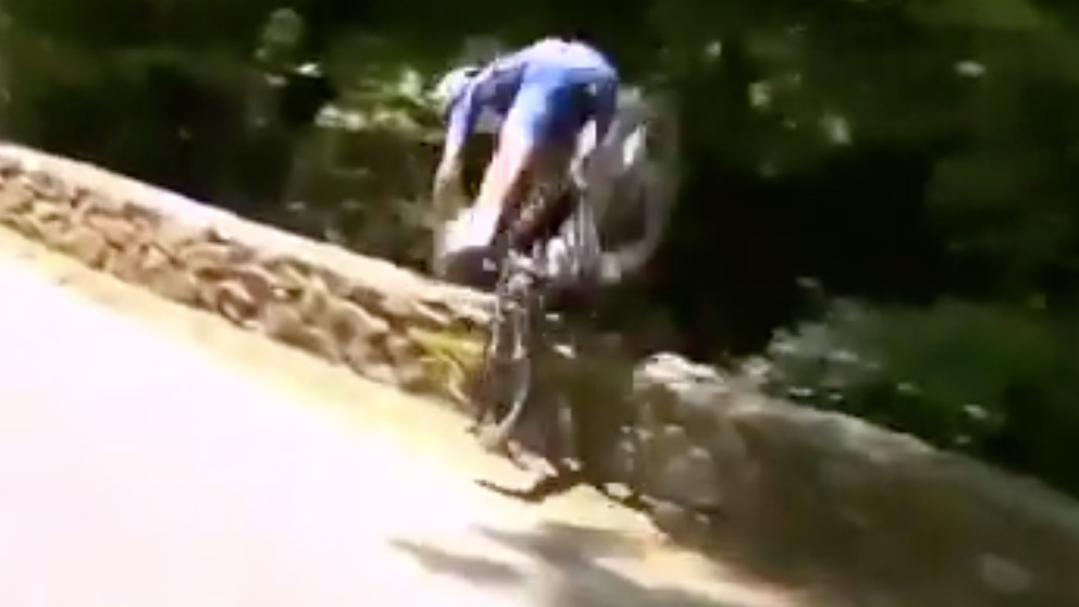 Gilbert sufre una caída durante la decimosexta etapa del Tour de Francia.
